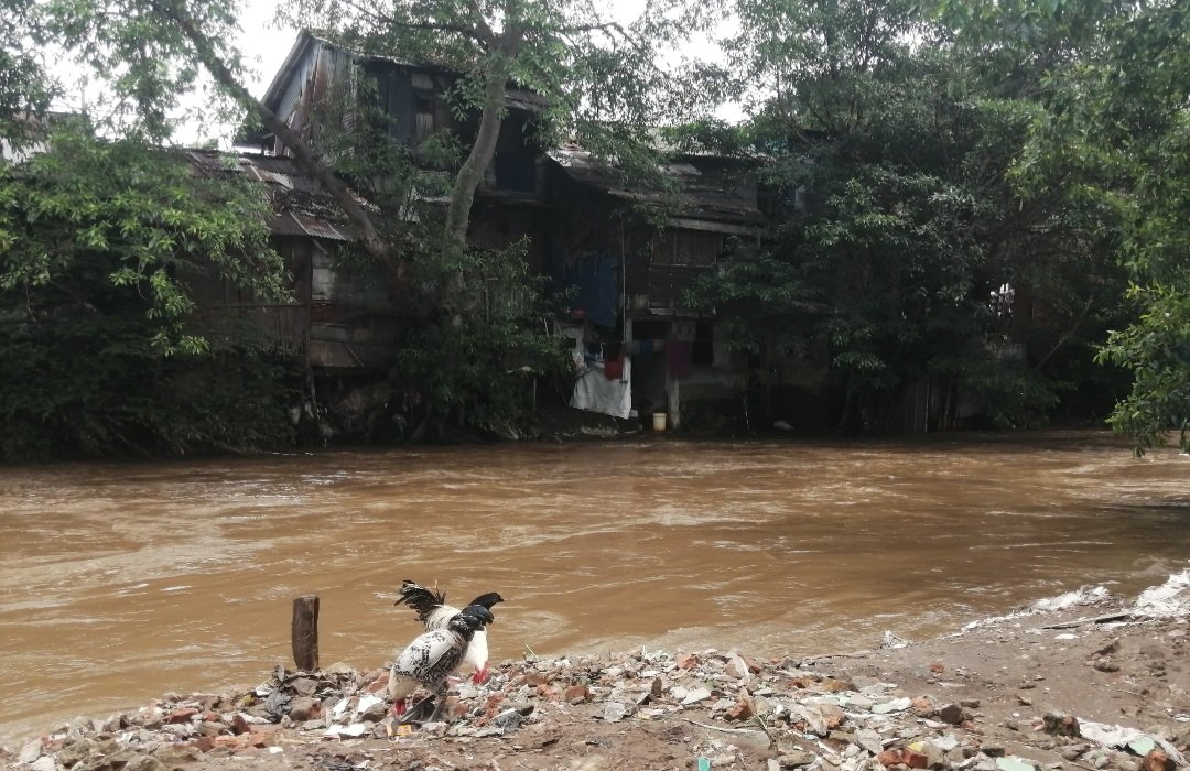 Luapan sungai Ciliwung di Kebon Pala, Kampung Melayu. (SinPo.id/Tio)