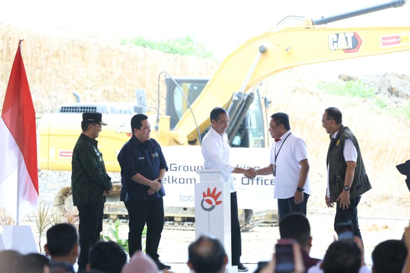 Presiden RI Joko Widodo meresmikan peletakan batu pertama pembangunan Telkom Smart Office di IKN Kalimantan Timur pada Jumat, 1 Maret 2024. (SinPo.id/Dok. Otorita Ibu Kota Nusantara