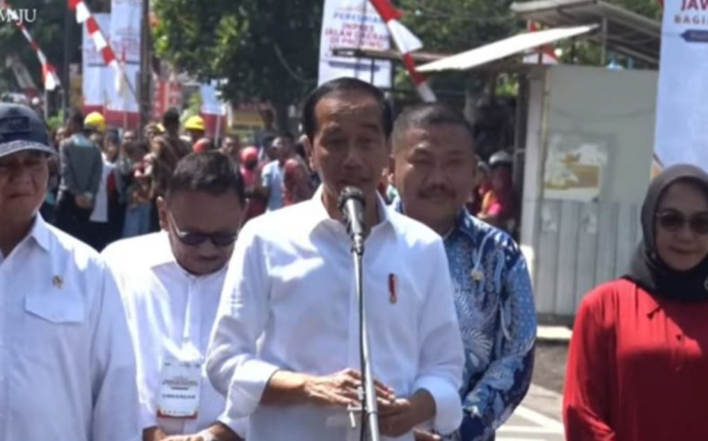 Presiden Joko Widodo meresmikan pelaksanaan Instruksi Presiden (Inpres) Jalan Daerah Provinsi Jawa Timur (Jatim) bagian selatan, Kabupaten Madiun, Jatim. (SinPo.id/Antara)