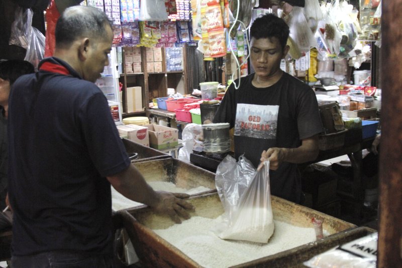 Harga beras di pasar naik (SinPo.id/Ashar)
