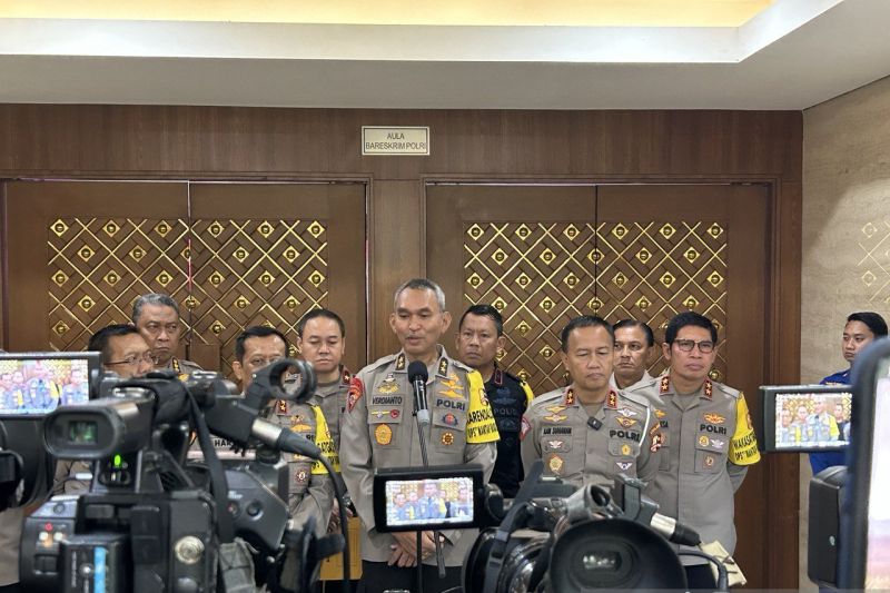 Asisten Kapolri Bidang Operasi (Assop) Irjen Verdianto Iskandar Bitticaca memberikan keterangan kepada wartawan di Mabes Polri, Jakarta pada Kamis, 28 Maret 2024.