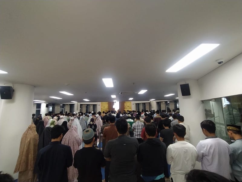 Suasana Tarawih Perdana Warga Muhammadiyah di Masjid At-Tanwir Jakarta. (foto/Oke Atmaja)