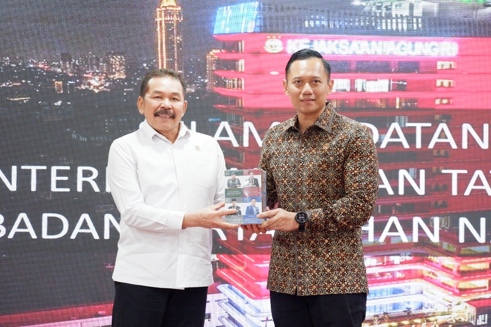 Jaksa Agung ST Burhanuddin menerima audiensi Menteri Agraria dan Tata Ruang/Badan Pertanahan Nasional (ATR/BPN) RI Agus Harimurti Yudhoyono (AHY). (SinPo.id/Dok Kejagung)