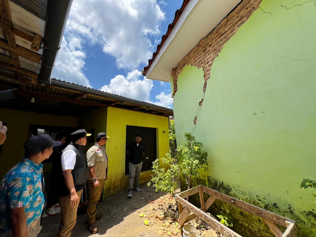 Kepala BNPB Letjen TNI Suharyanto melihat kondisi bangunan terdampak gempa di Pulau Bawean (Sinpo.id/BNPB)