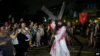 Seorang pria berperan sebagai Yesus Kristus dalam rangka memperingati Pekan Suci Pra Paskah di Filipina (SinPo.id/AP)