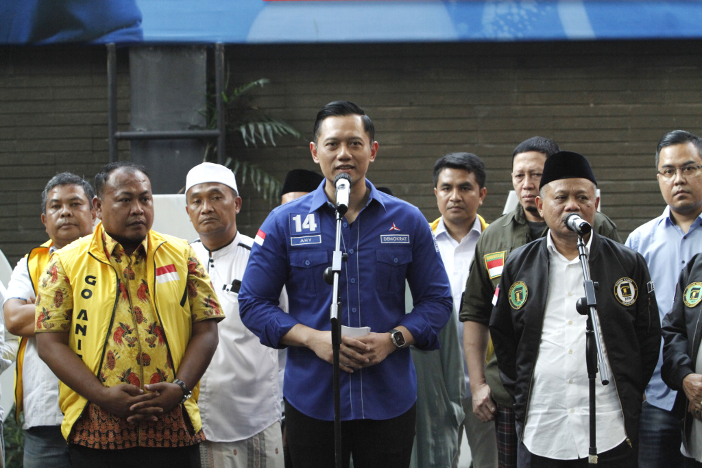 Ketua Umum Partai Demokrat Agus Harimurti Yudhoyono (AHY) menerima kunjungan Sekber KIB Relawan Anies untuk mendukung Cawapres Anies Baswedan (Ashar/SinPo.id)