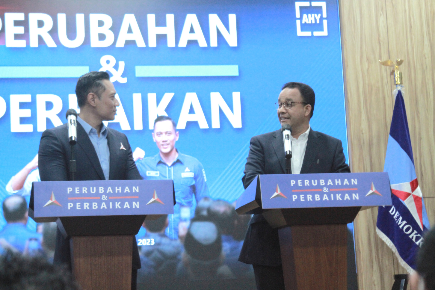 Ketua Umum Partai Demokrat Agus Harimurti Yudhoyono menyambut kedatangan Anies Baswedan di Kantor DPP Partai Demokrat dan memperkenalkan kepada Majelis Tinggi Partai Demokrat (Ashar/SinPo.id)