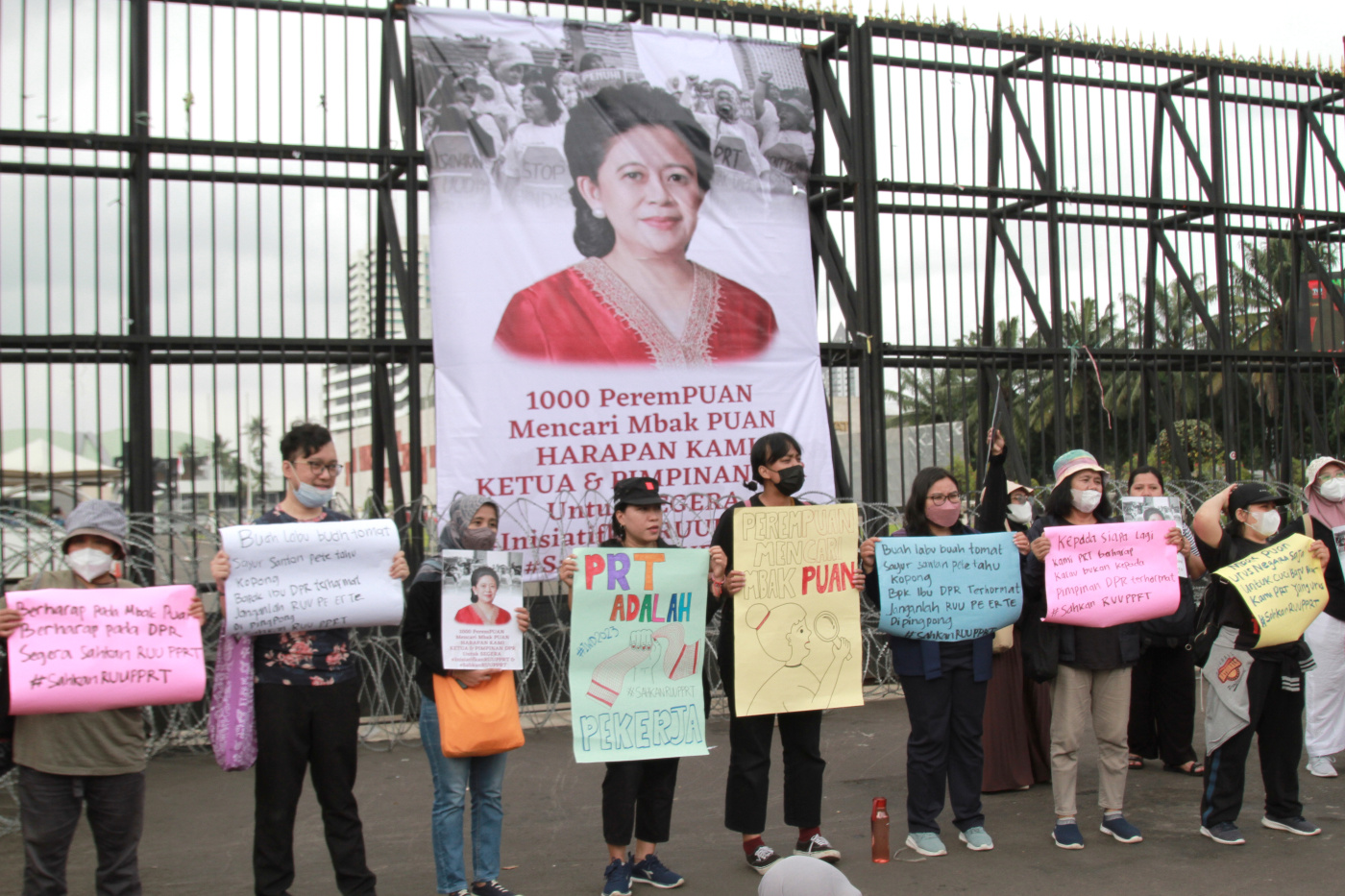 Puluhan massa perempuan yang tergabung dalam wong cilik PRT gelar aksi demo untuk DPR segera mengesahkan RUU PRT (Ashar/SinPo.id)