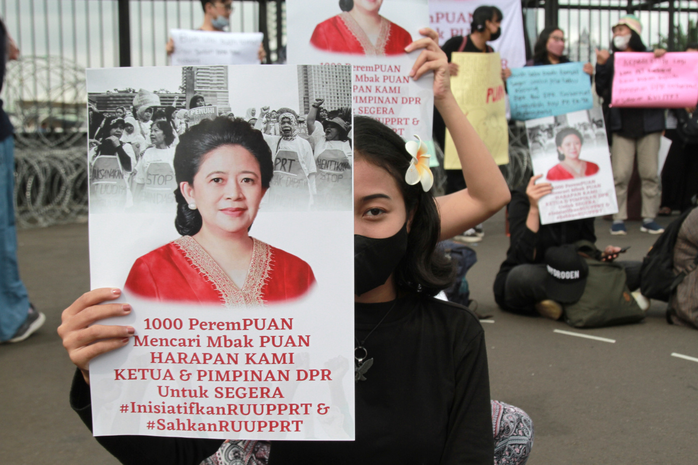 Puluhan massa perempuan yang tergabung dalam wong cilik PRT gelar aksi demo untuk DPR segera mengesahkan RUU PRT (Ashar/SinPo.id)