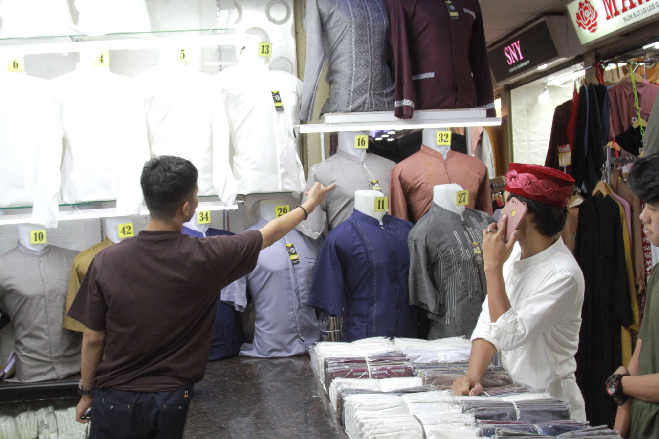 Pedagang baju muslim pasar Tanah Abang dipadati pembeli selama Bulan Suci Ramadan (Ashar/SinPo.id)