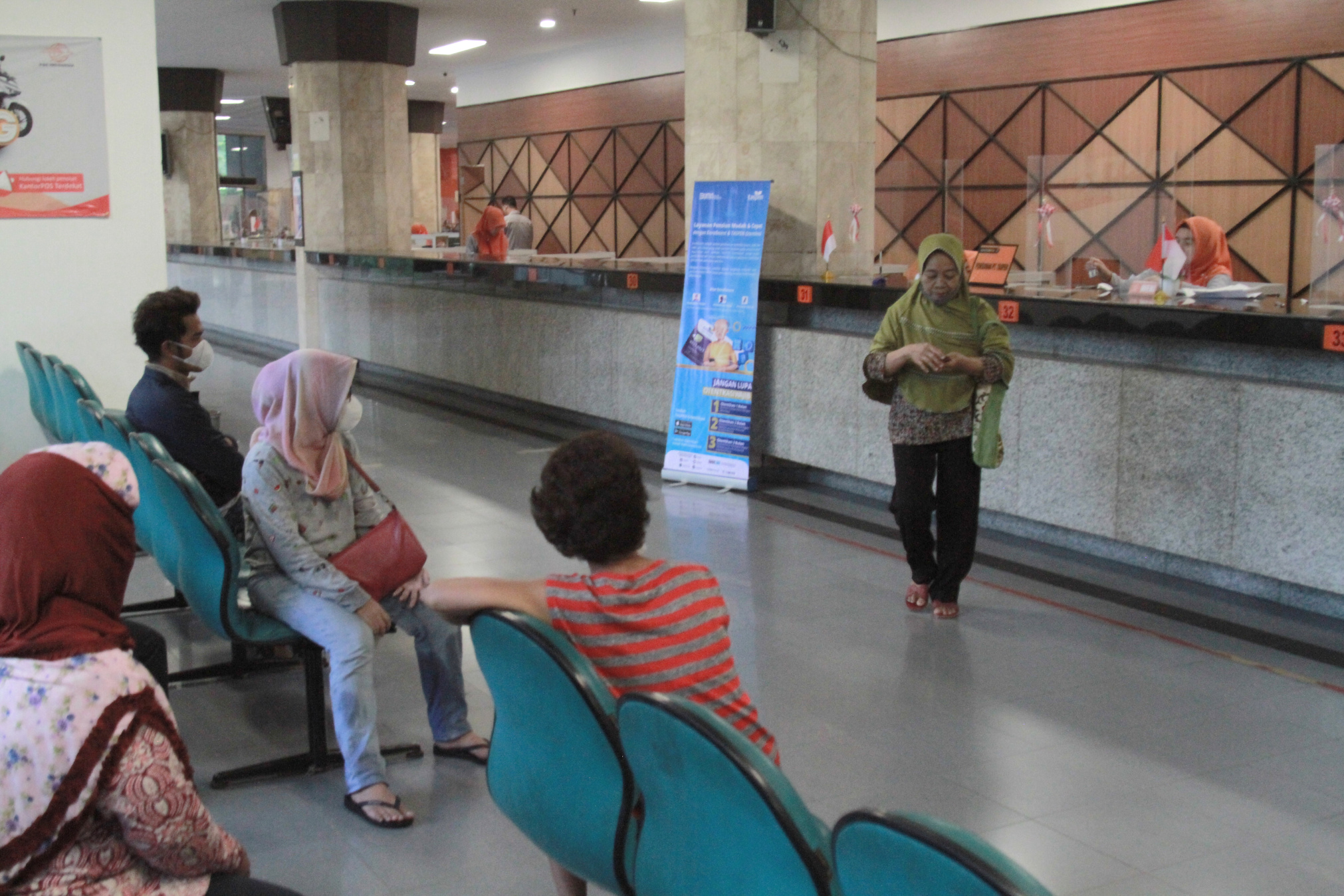BLT BBM warga Jakarta sudah bisa diambil di kantor pos pasar baru (Ashar/SinPo.id)