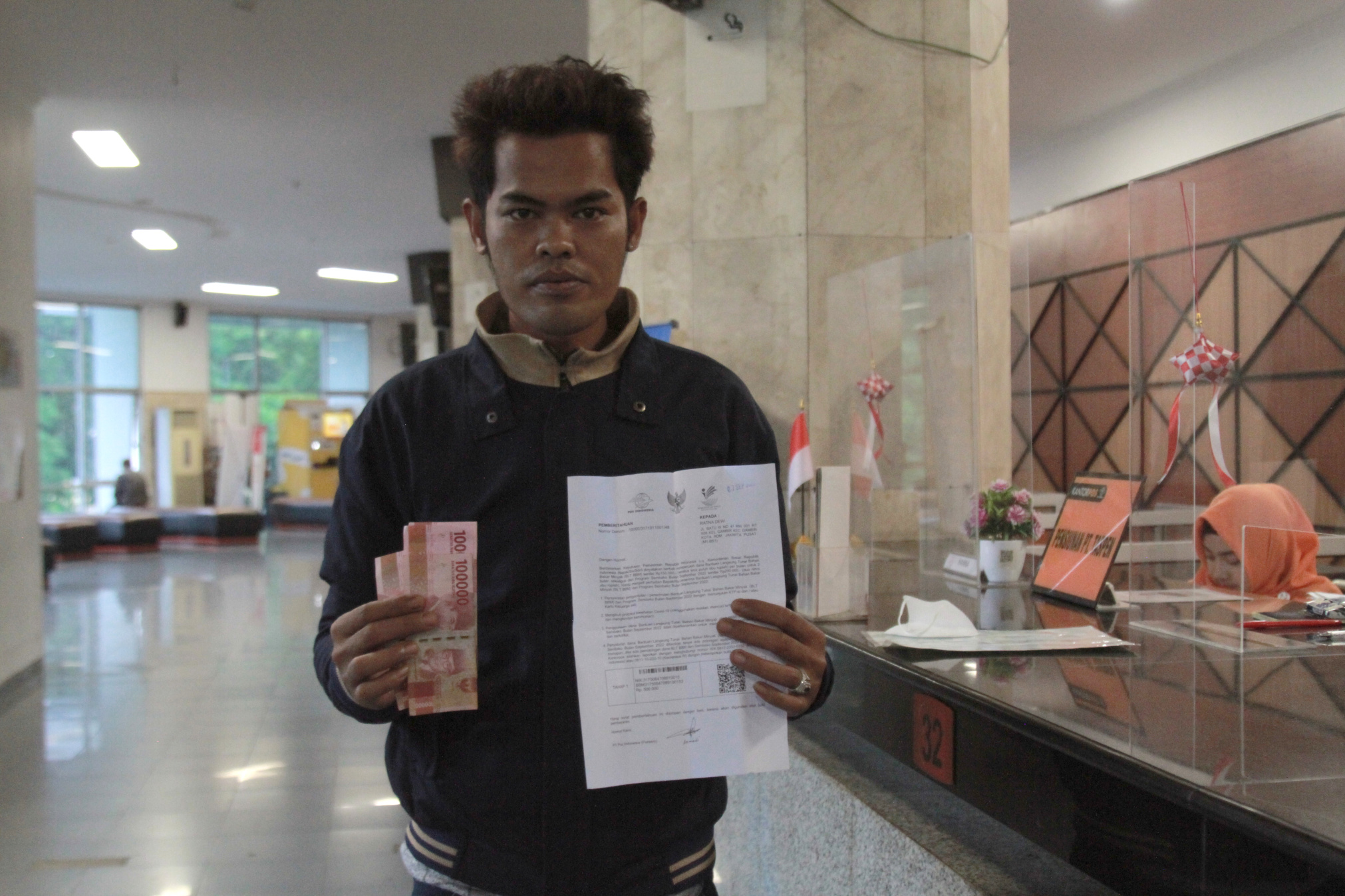 BLT BBM warga Jakarta sudah bisa diambil di kantor pos pasar baru (Ashar/SinPo.id)
