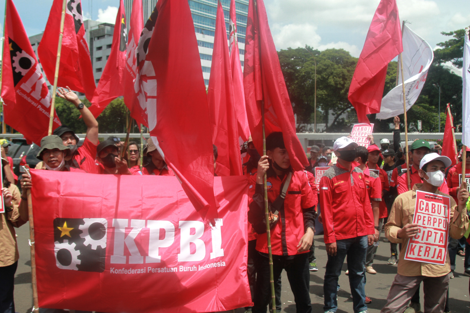 Ratusan Buruh gelar demo di depan DPR menuntut pemerintah agar segera mencabut Perppu Cipta Kerja (Ashar/SinPo.id)