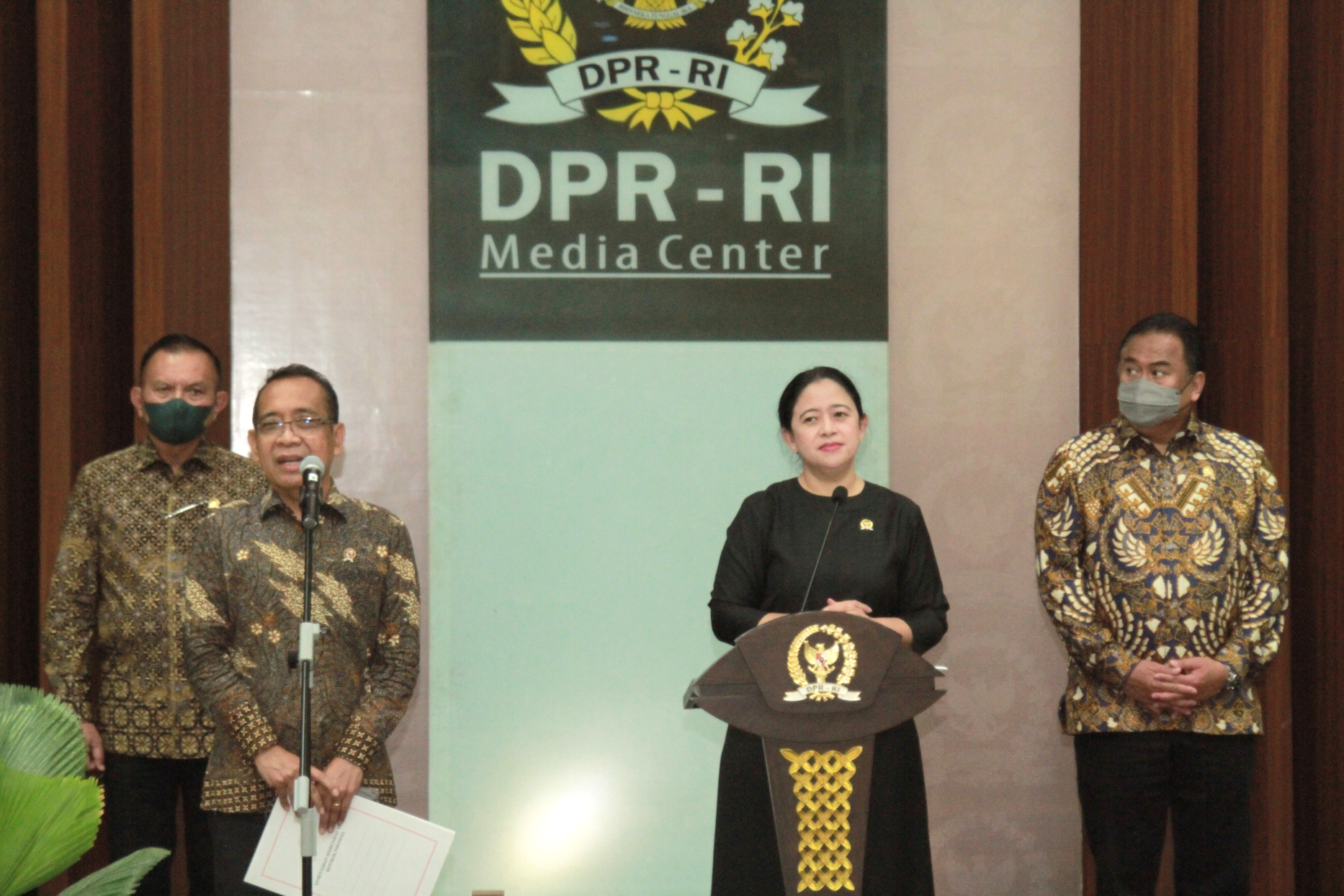 Ketua DPR RI Puan Maharani mengumumkan Calon Panglima TNI pengganti Andika Prakasa yakni Laksmana TNI Yudo Margono, Kepala Staf Angkatan Laut (KASAL) (Ashar/SinPo.id)