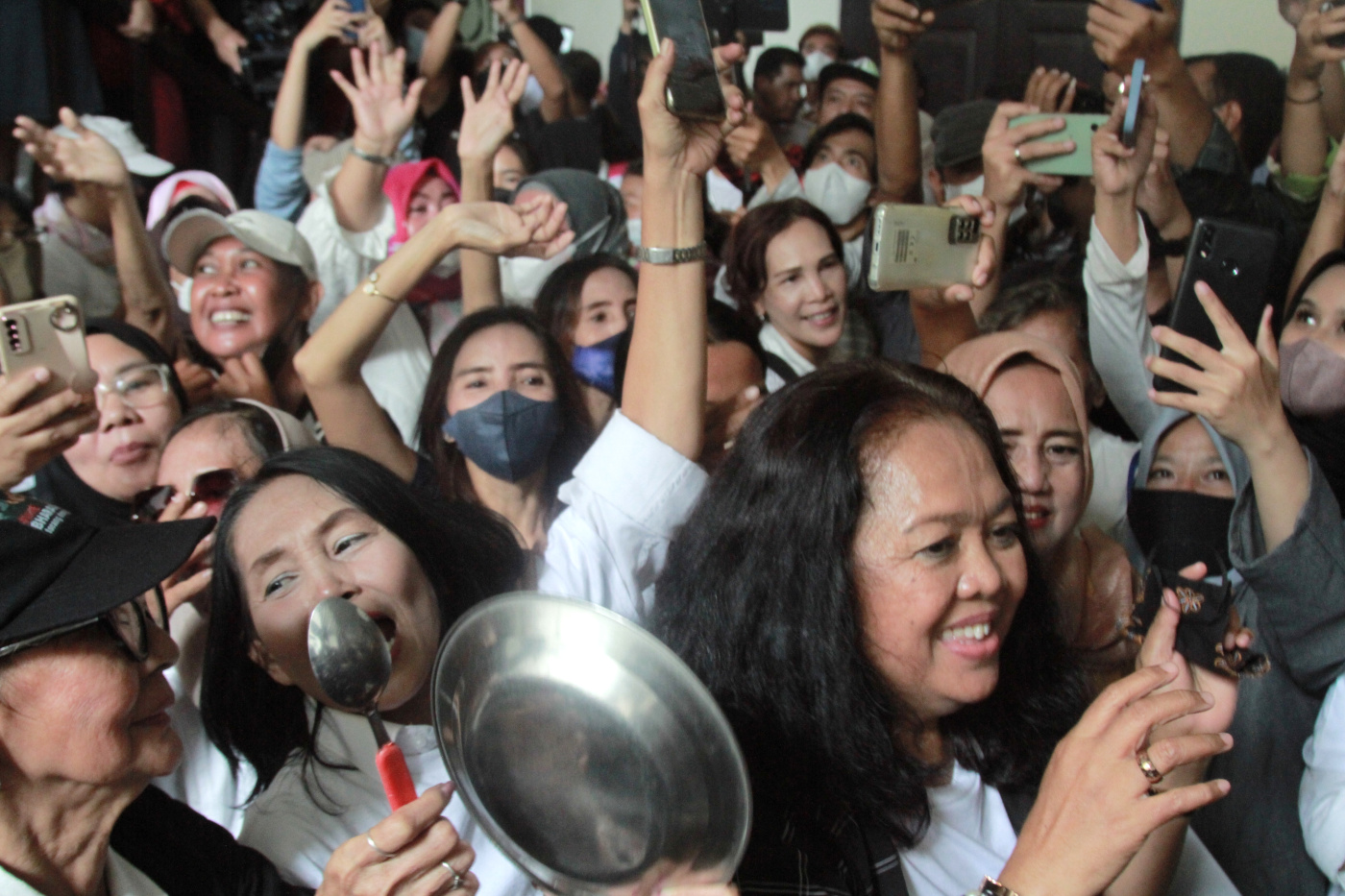 Fans Bharada E rayakan vonis ringan yang diberikan oleh Pengadilan Negeri Jakarta Selatan (Ashar/SinPo.id)