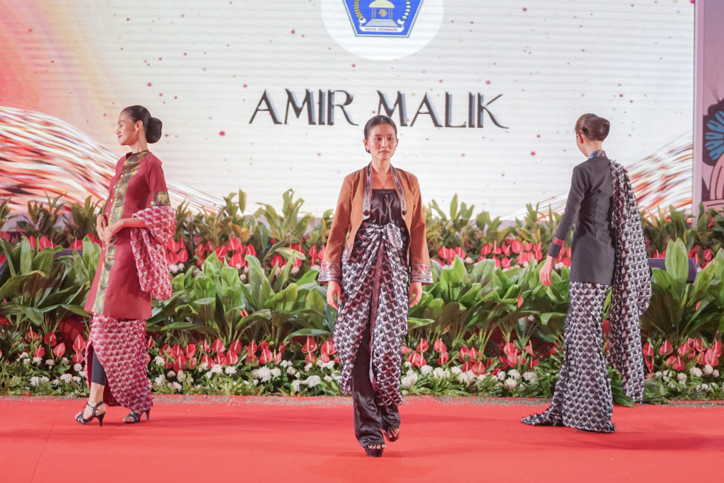 Fashion Culture Swarna Gemilang menampilkan hasil tenun dari seluruh Indonesia dan memberikan ruang bagi para UMKM hadir di Taman Mini (Ashar/SinPo.id)