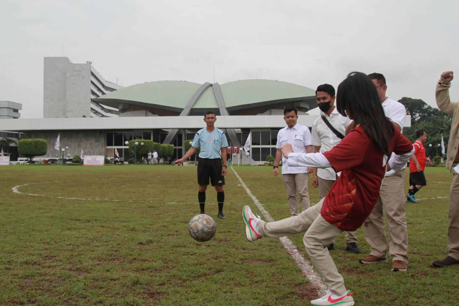 Gerindra rayakan HUT Ke-15 dengan menyelenggarakan pertandingan sepak bola Fraksi Gerindra CUP di DPR (Ashar/SinPo.id)