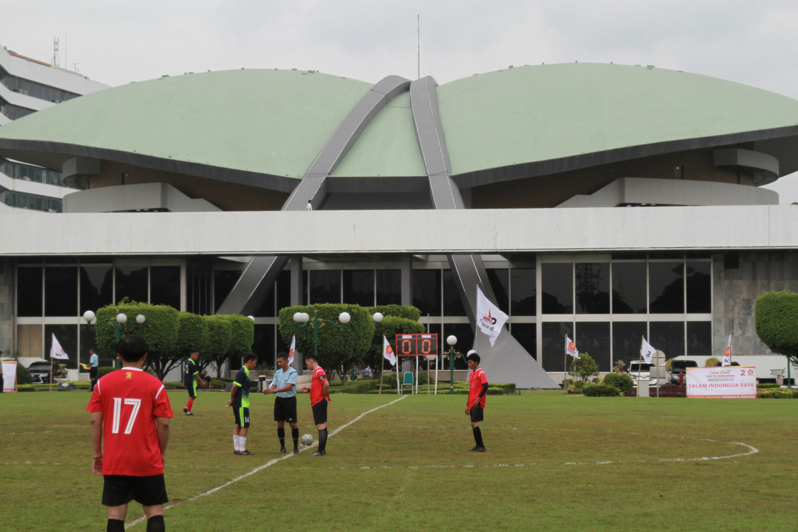 Gerindra rayakan HUT Ke-15 dengan menyelenggarakan pertandingan sepak bola Fraksi Gerindra CUP di DPR (Ashar/SinPo.id)