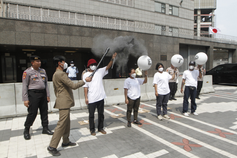 Aktivis Greenpeace gelr demo teaterikal menentang JETP yang harus berbasis ke Rakyat bukan Profit (Ashar/SinPo.id)