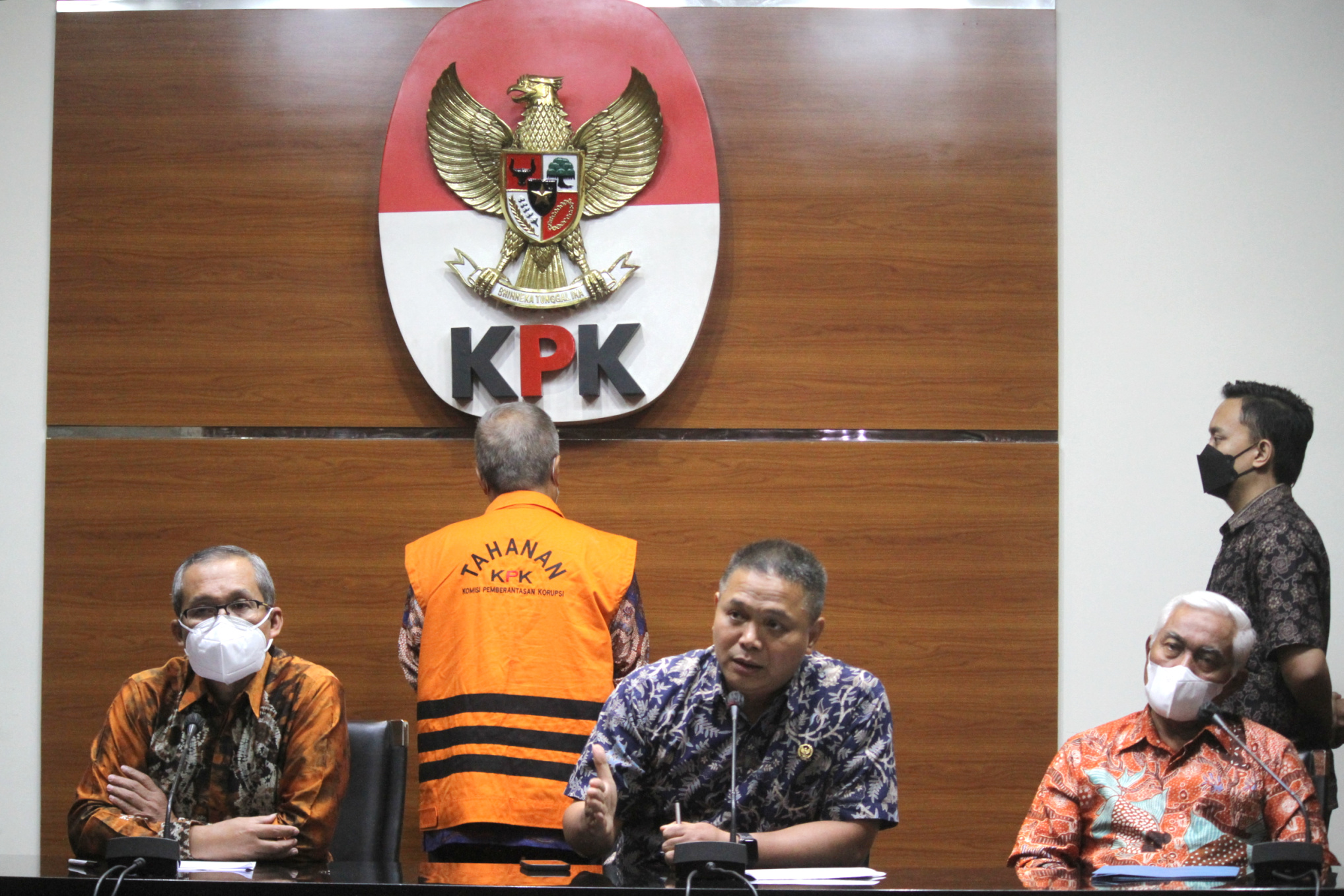 Hakim Agung Sudrajad Diyamti resmi ditahan KPK setelah menyerahkan diri (Ashar/SinPo.id)
