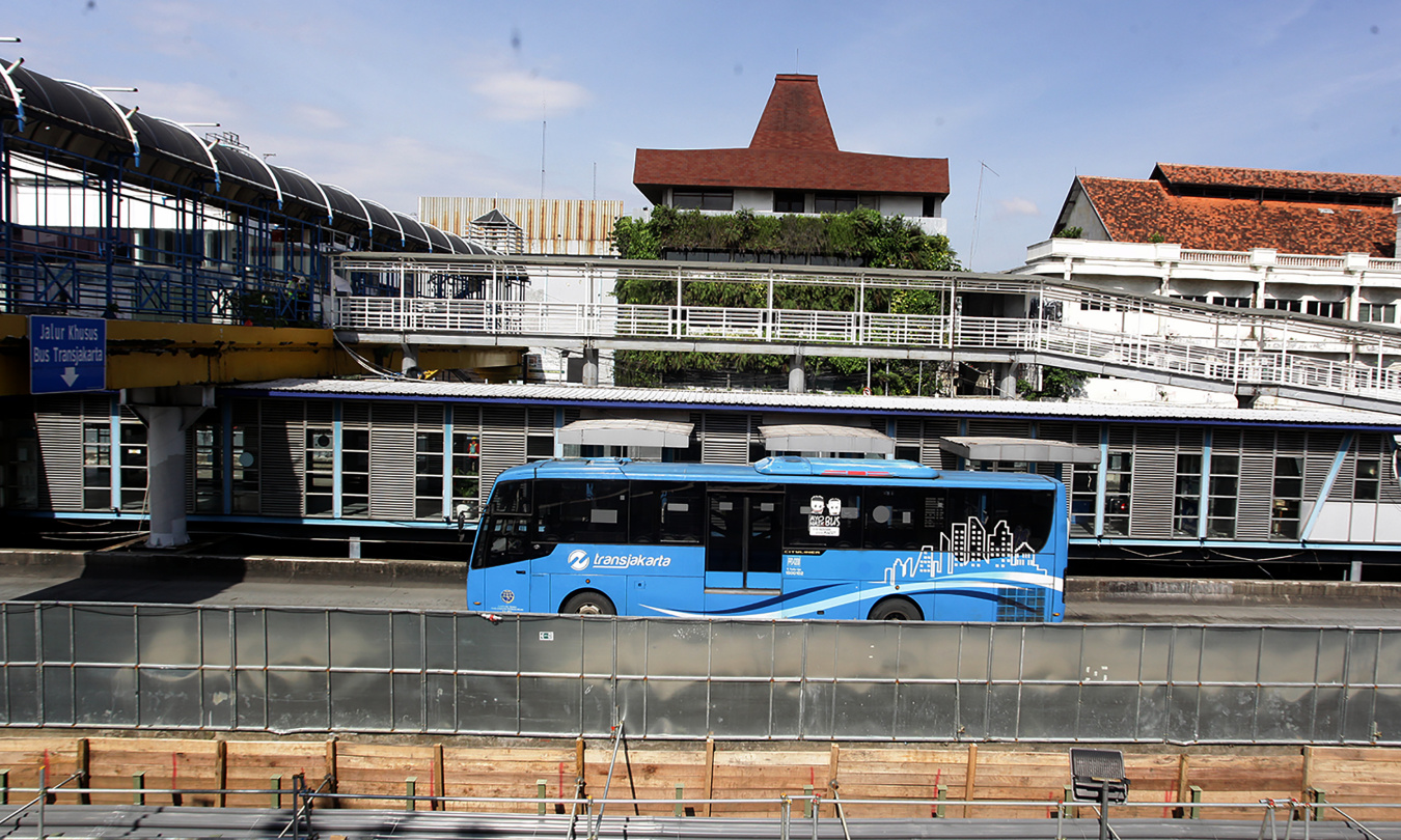 Halte Transjakarta harmoni ditutup sementara karena ada pengerjaan moda transportasi MRT Jakarta Fase 2A (Ashar/SinPo.id)