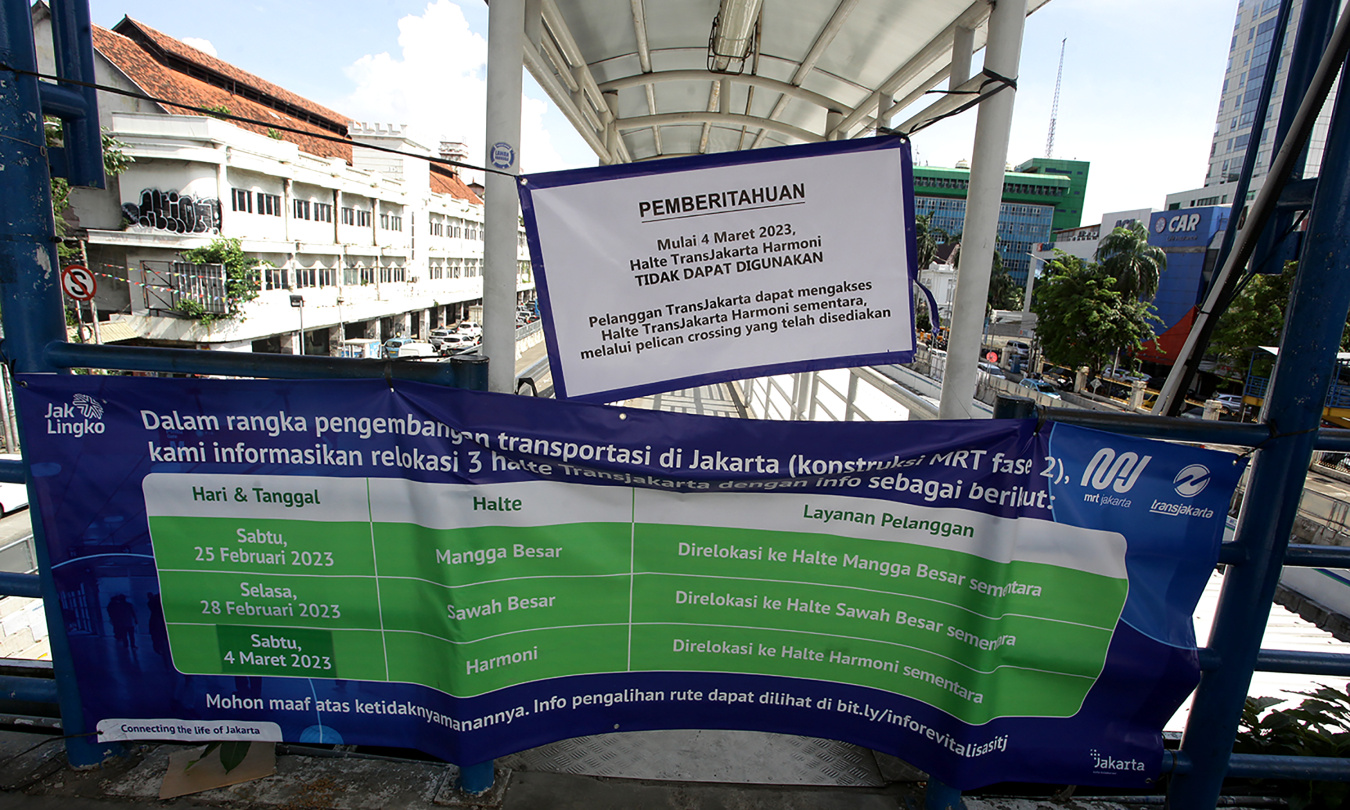 Halte Transjakarta harmoni ditutup sementara karena ada pengerjaan moda transportasi MRT Jakarta Fase 2A (Ashar/SinPo.id)