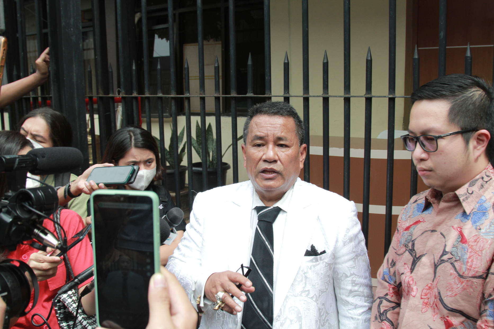 Pengacara Hotman Paris Hutapea menggelar konfrensi pers dam membawa lembar berita acara terkait kasus Irjen Pol Teddy Minahasa di Polda Met Jaya (Ashar/SinPo.id)