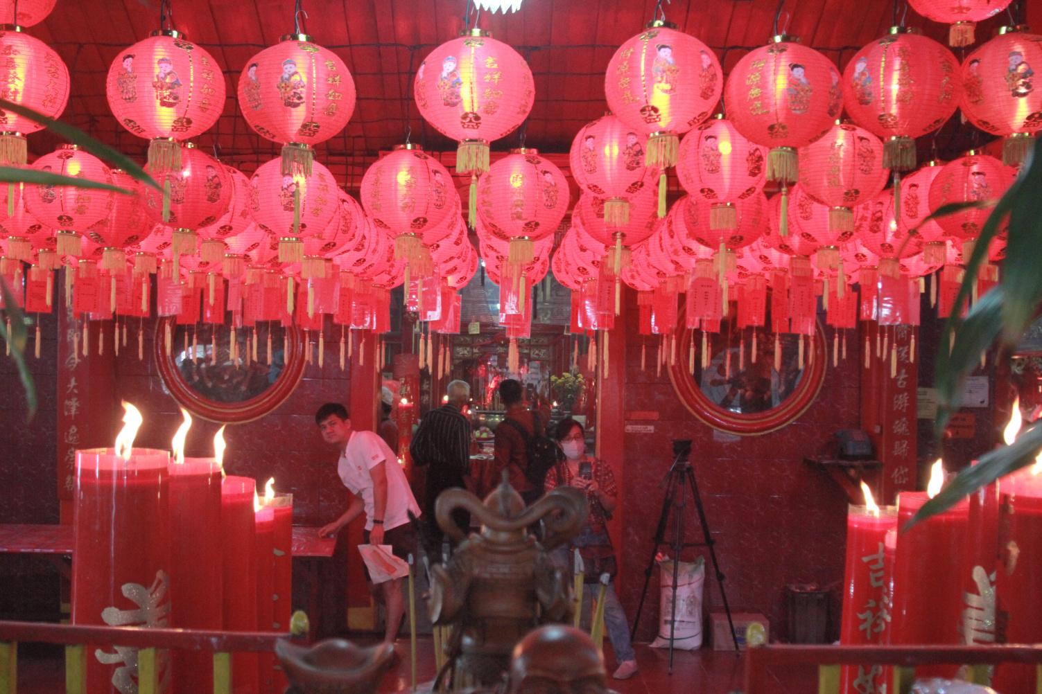 Warga Tionghoa sedang melakukan Ibadah Tahun Baru Imlek di Wihara Dharma Bhakti (Ashar/SinPo.id)