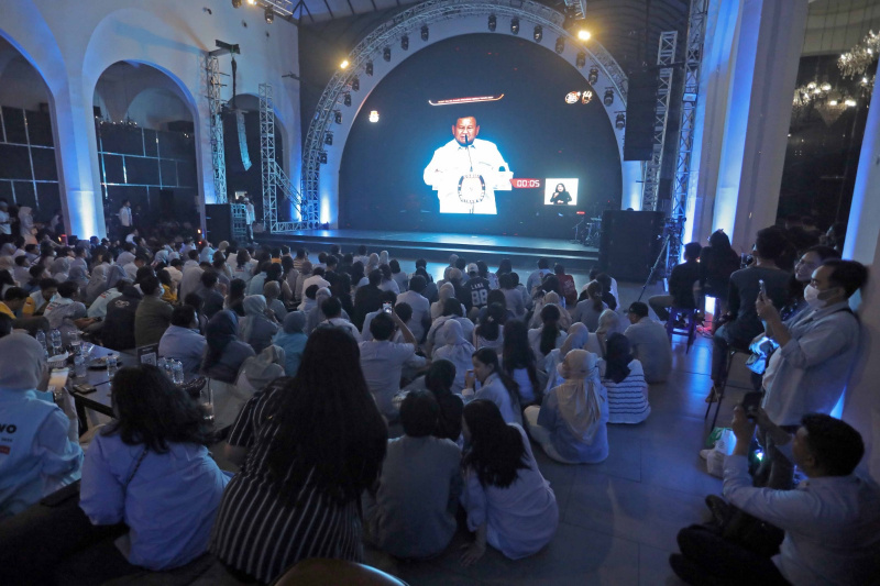 Para Influencer, Aktris dan Konten Kreator serta TKN Fanta Prabowo-Gibran gelar nobar Debat Capres Kelima di Bengkel Cafe SCBD (Ashar/SinPo.id)