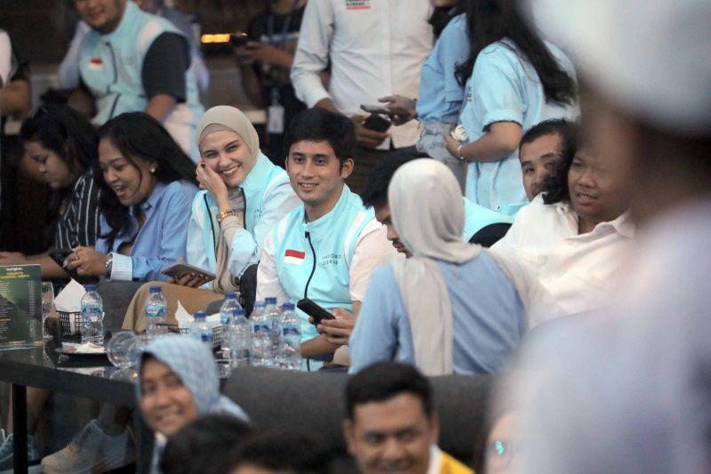 Para Influencer, Aktris dan Konten Kreator serta TKN Fanta Prabowo-Gibran gelar nobar Debat Capres Kelima di Bengkel Cafe SCBD (Ashar/SinPo.id)