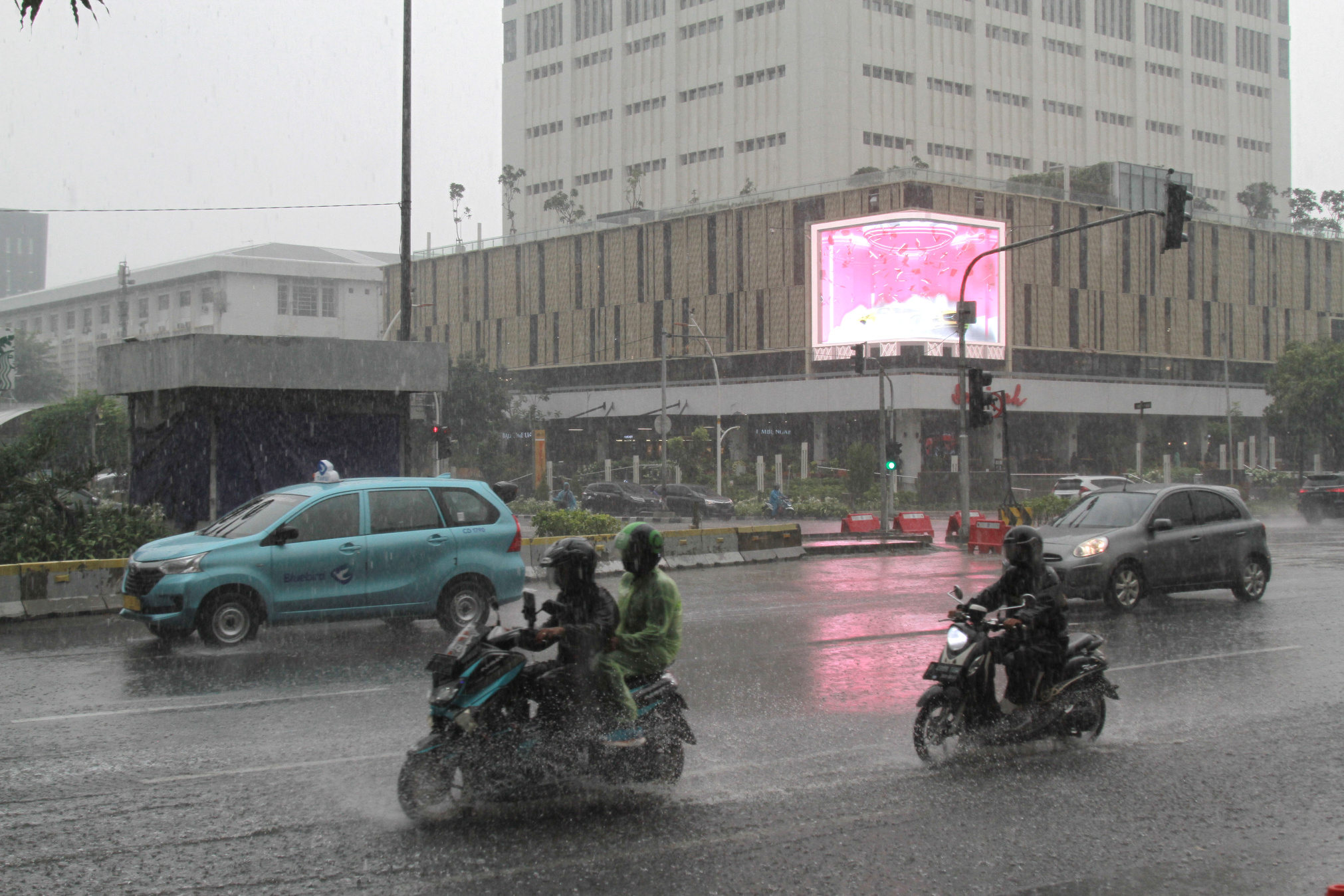 Jakarta mulai memasuki musim hujan menurut perkiraan BMKG musim hujan pada bulan kedua Oktober (Ashar/SinPo.id)