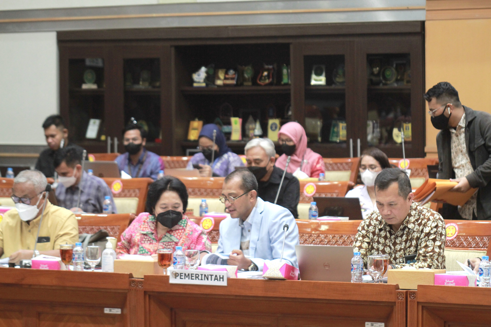 Komisi III DPR gelar raker bersama Wamenkumham Edward Omar Sharif membahas RUU tentang KUHP (Ashar/SinPo.id)