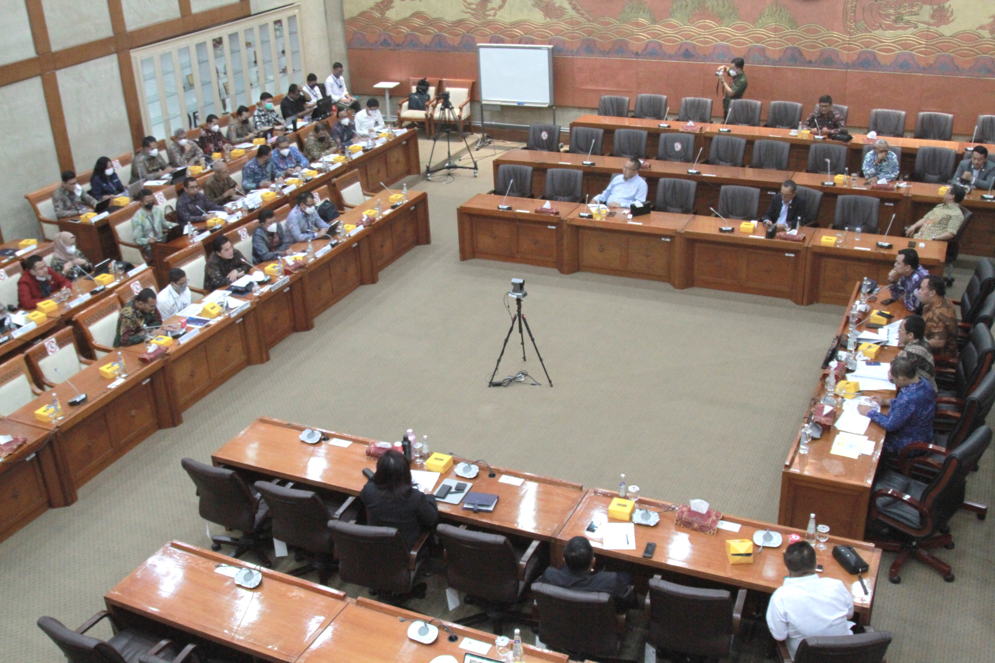 Menteri BUMN Erick Thohir rapat kerja bersama Komisi VI DPR membahas Anggaran 2023 (Ashar/SinPo.id)