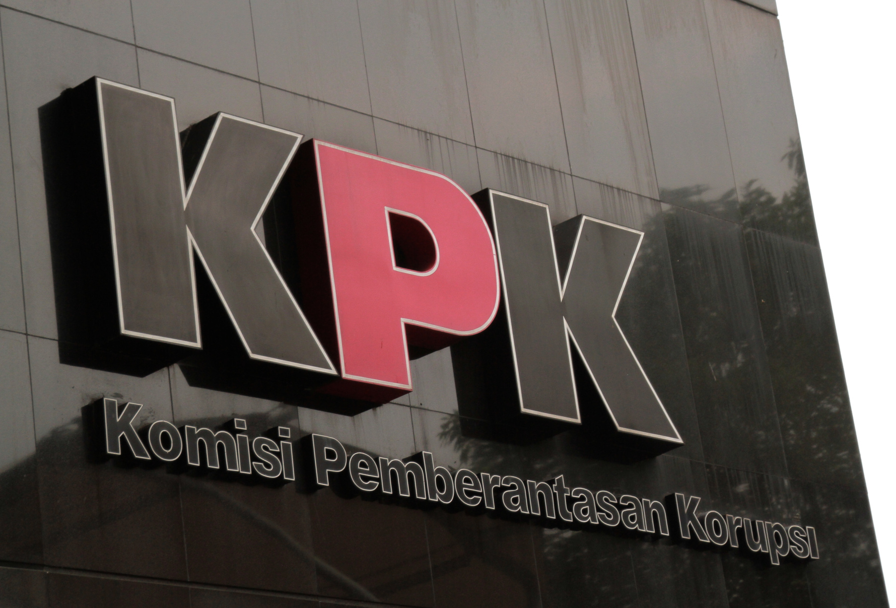 KPK kembali melakukan pemeriksaan terhadap tersangka Bupati Pemalang Mukti Agung Wibowo terkait kasus jual beli jabatandi gedung Merah Putih KPK (Ashar/SinPo.id)