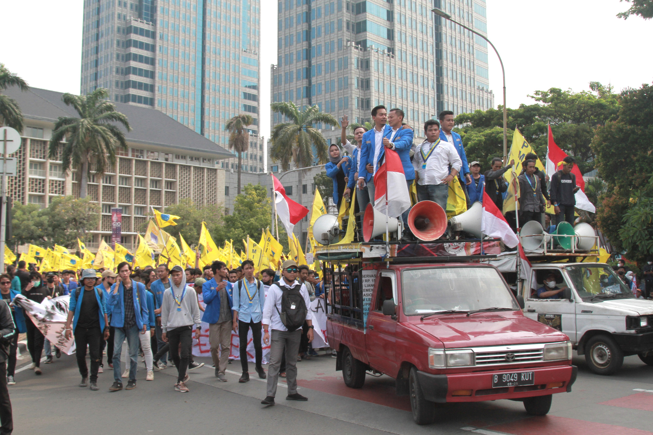 Ratusan mahasiswa gelar aksi demo tolak kenaikan BBM di Patung Kuda (Ashar/SinPo.id)