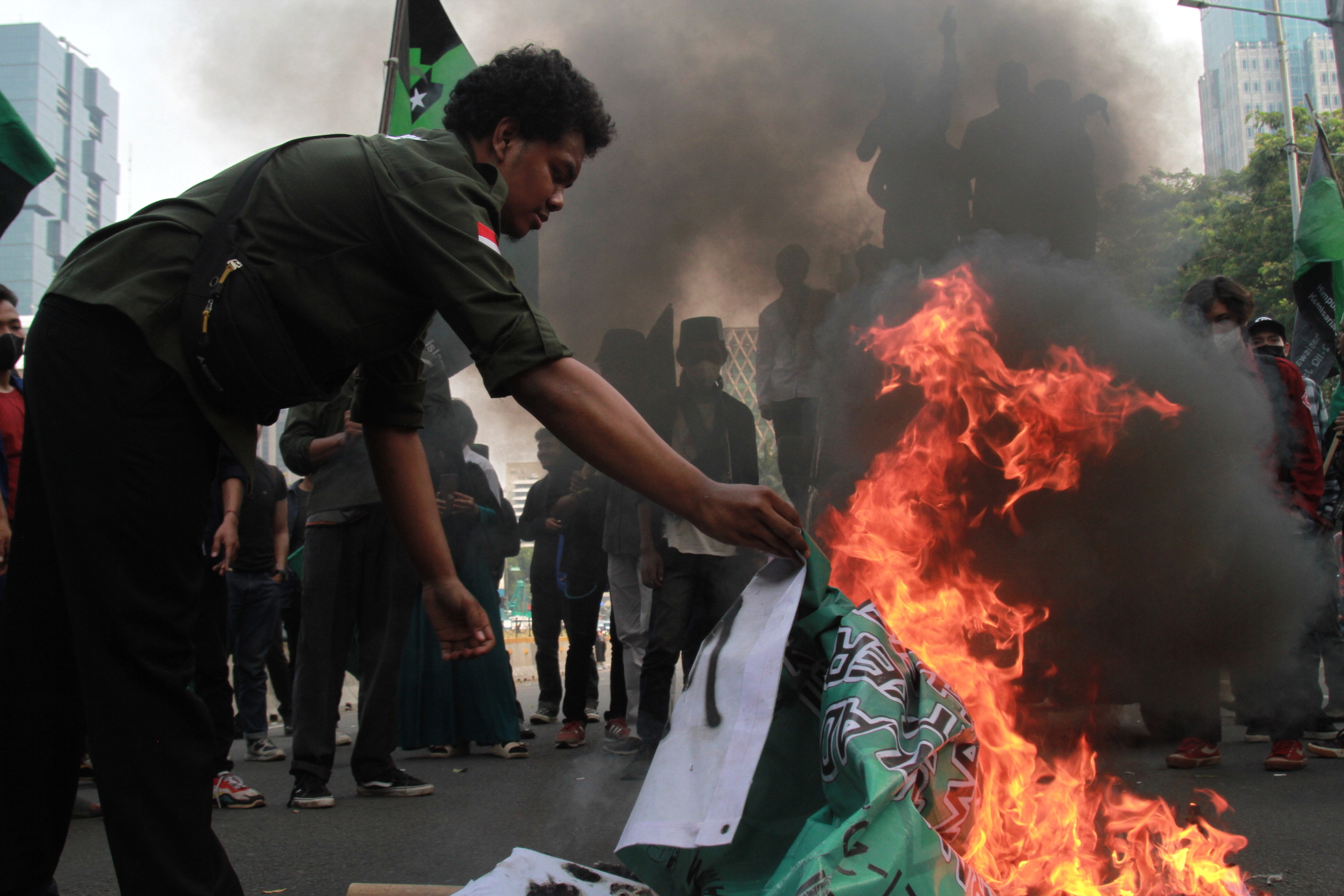 Ratusan mahasiswa gelar aksi demo tolak kenaikan BBM di Patung Kuda (Ashar/SinPo.id)