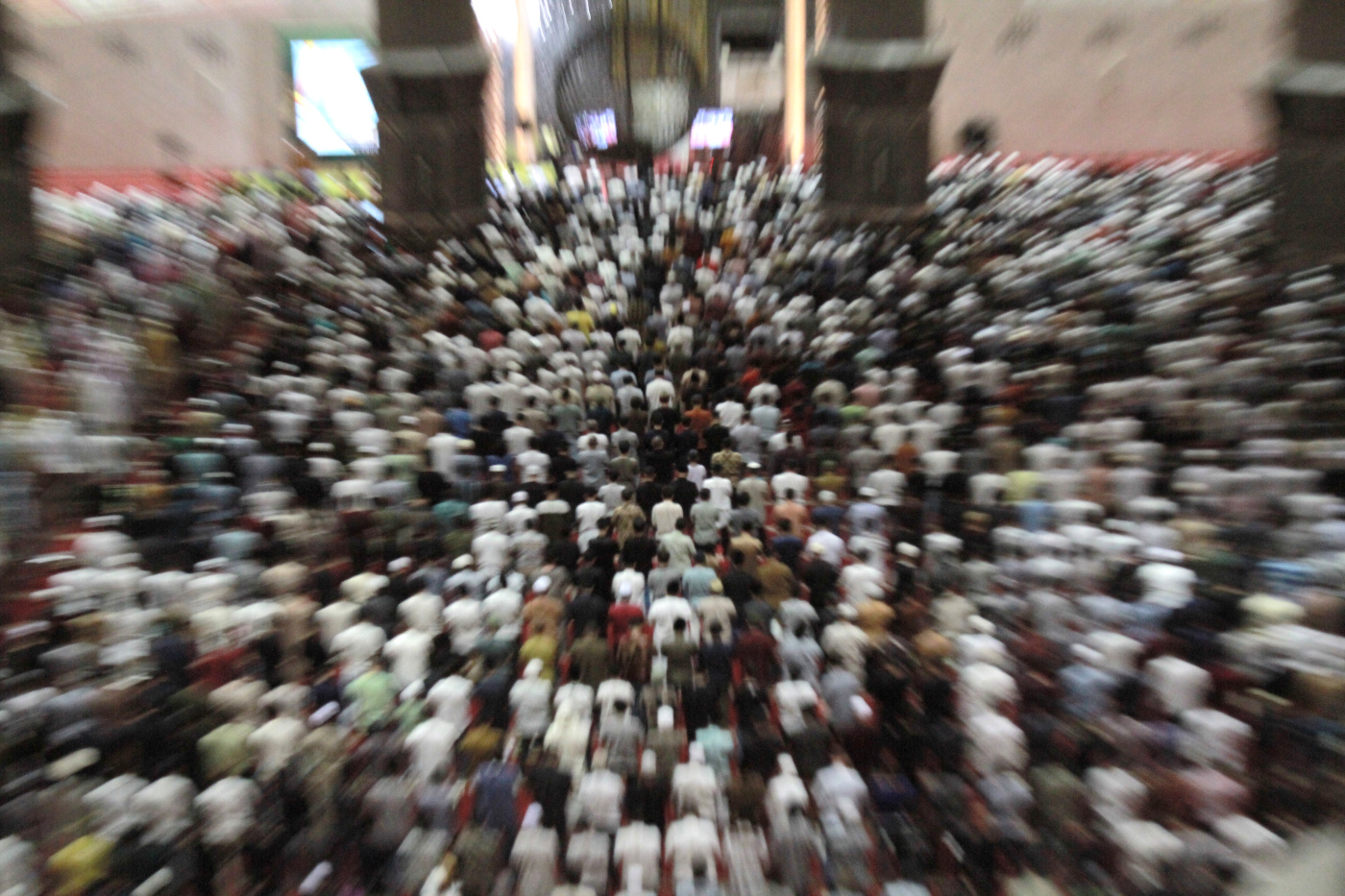 Umat muslim melaksanakan salat terawih hari pertama di masjid Istiqlal (Ashar/SinPo.id)
