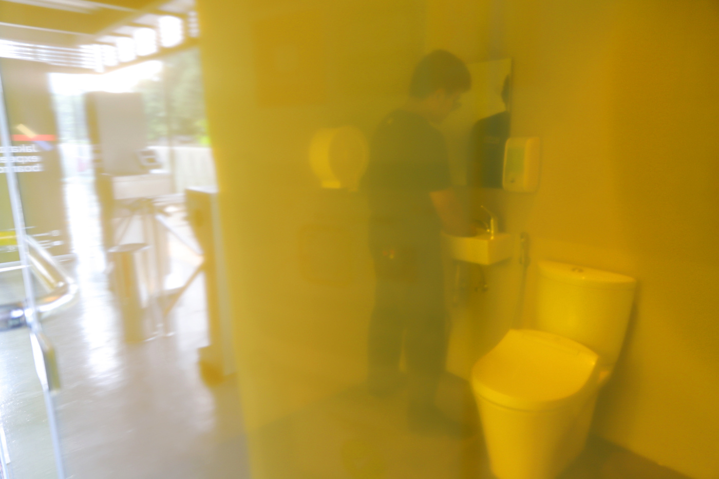 Warga sedang mencoba Toilet tembus pandang di sudirman (Ashar/SinPo.id)