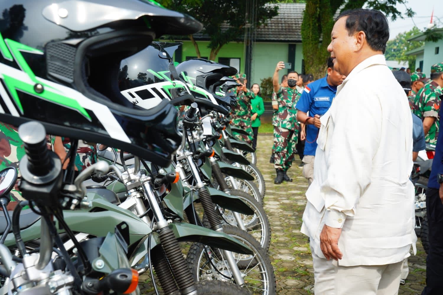 Menhan Pak Bowo menyerahkan 20 unit sepeda motor kepada Kodim 0608 Cianjur untuk membantu masyarakat yang terdampak gempa (Ashar/SinPo.id)