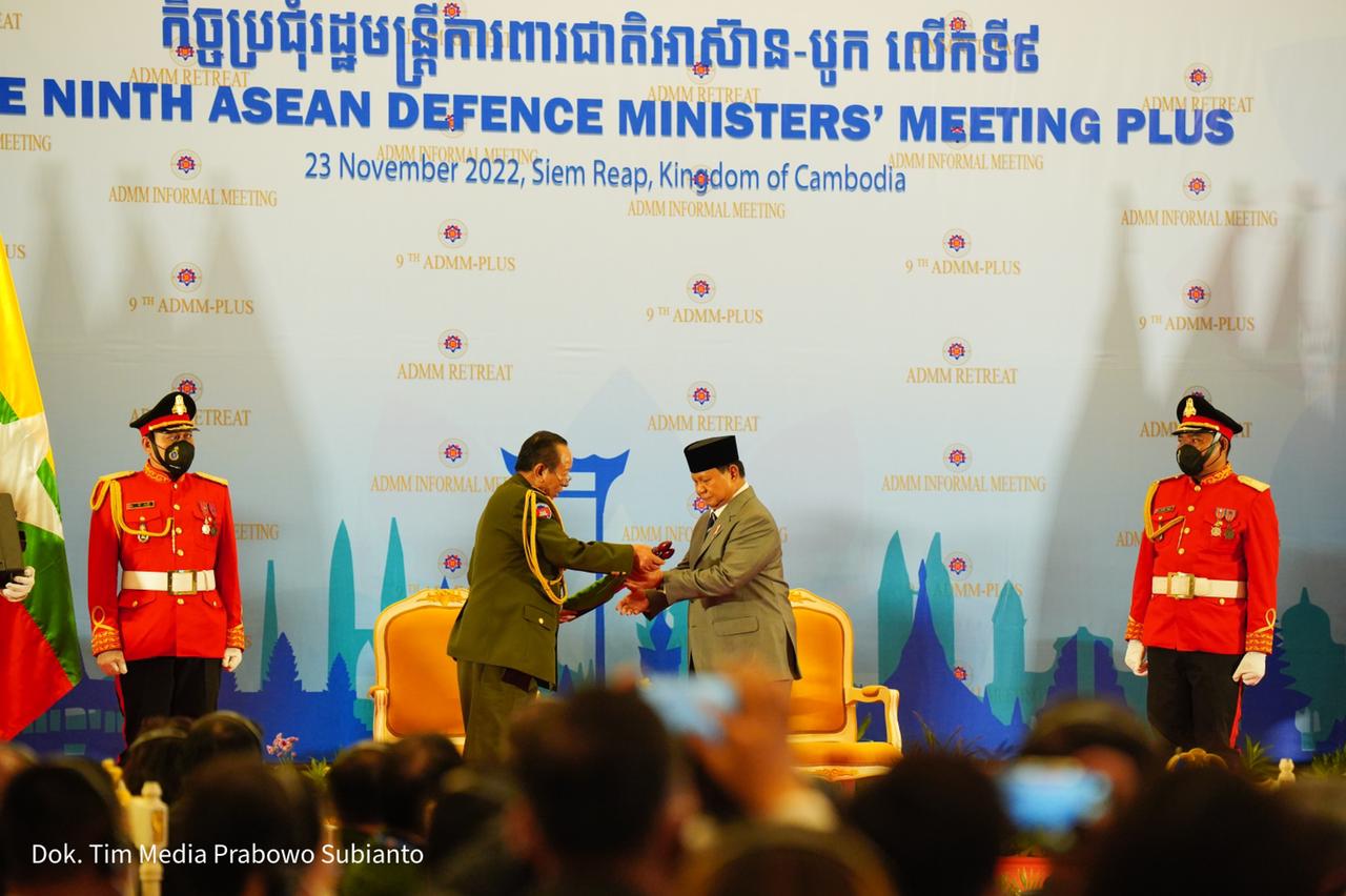 Menhan Pak Bowo bertemu Menhan Korsel di ADMM Plus 2022 Kamboja membahas kerja sama pertahanan (Foto:Tim Prabowo/SinPo.id)