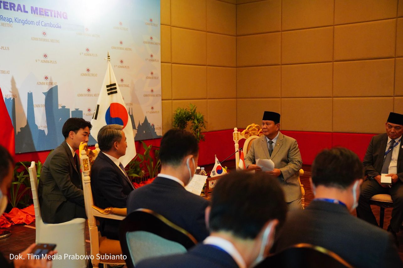 Menhan Pak Bowo bertemu Menhan Korsel di ADMM Plus 2022 Kamboja membahas kerja sama pertahanan (Foto:Tim Prabowo/SinPo.id)