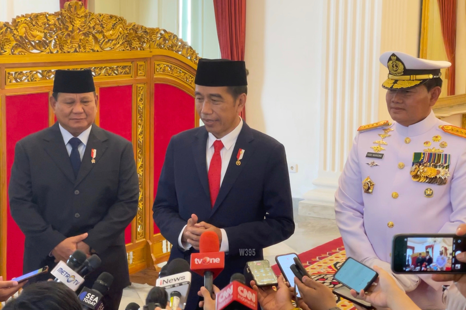 Menhan Pak Bowo dampingi Presiden Jokowi melantik Panglima TNI Laksamana Yudo Margono di Istana Negara (Foto:Dokumen Prabowo/SinPo.id)