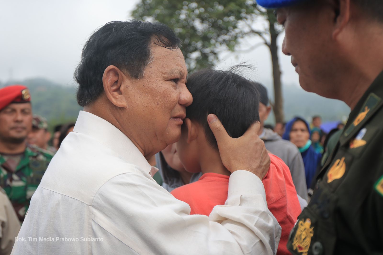 Menhan Pak Bowo memberikan bantuan logistik, sembako dan kebutuhan untuk anak-anak bagi masyarakat yang terdampak gempa Cianjur (Foto:Tim Prabowo/SinPo.id)