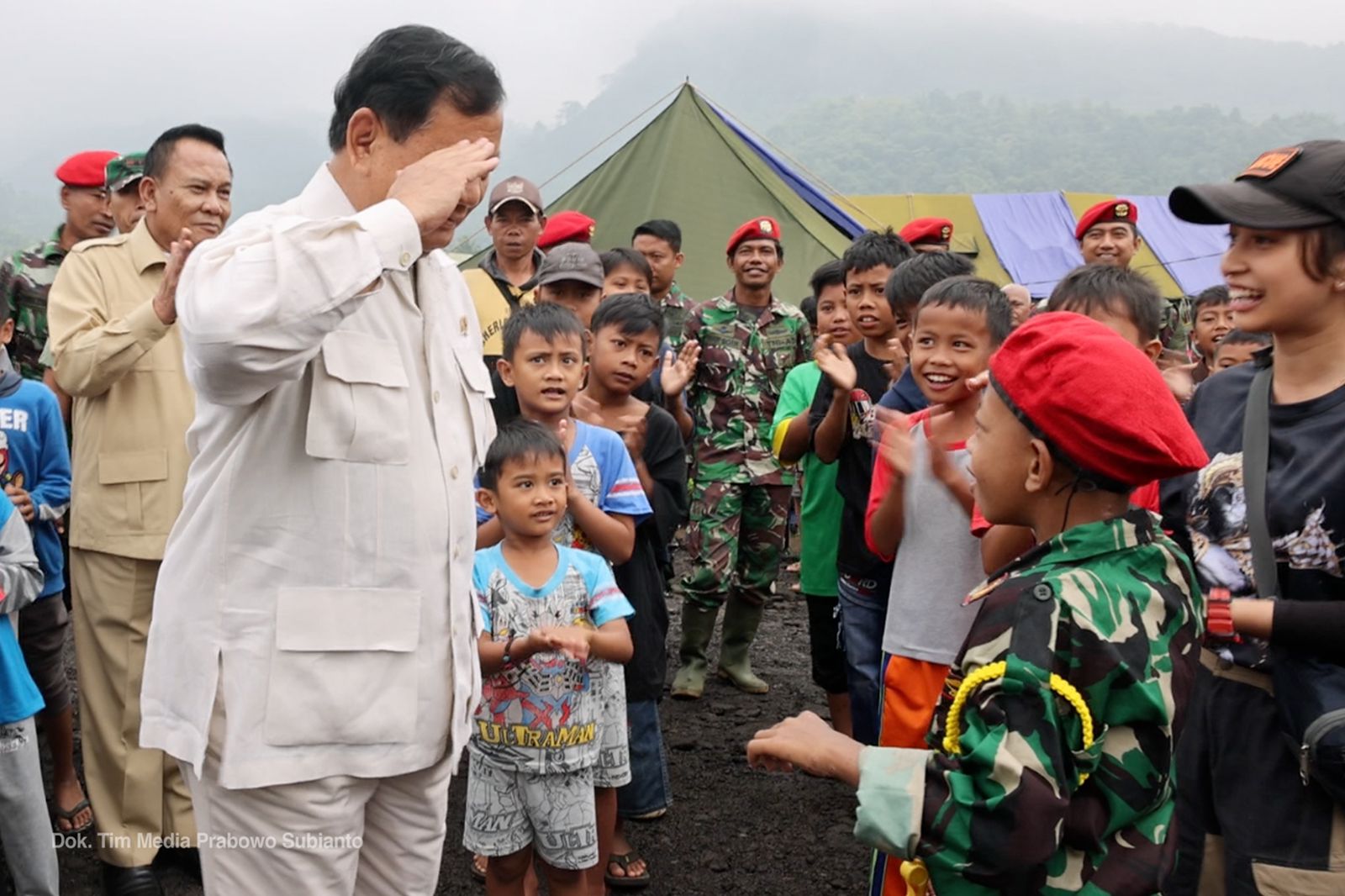 Menhan Pak Bowo memberikan bantuan logistik, sembako dan kebutuhan untuk anak-anak bagi masyarakat yang terdampak gempa Cianjur (Foto:Tim Prabowo/SinPo.id)
