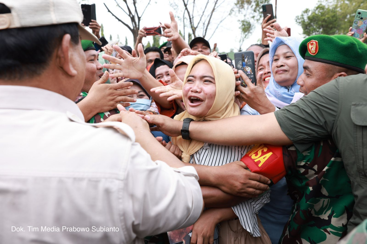 Menhan Prabowo kunjungi Koramil 10 Medan Marelan yang dibangun bersama masyarakat serta menyerahkan 20 unit motor untuk anggota Babinsa koramil 10 (Foto:Tim Prabowo/SinPo.id)