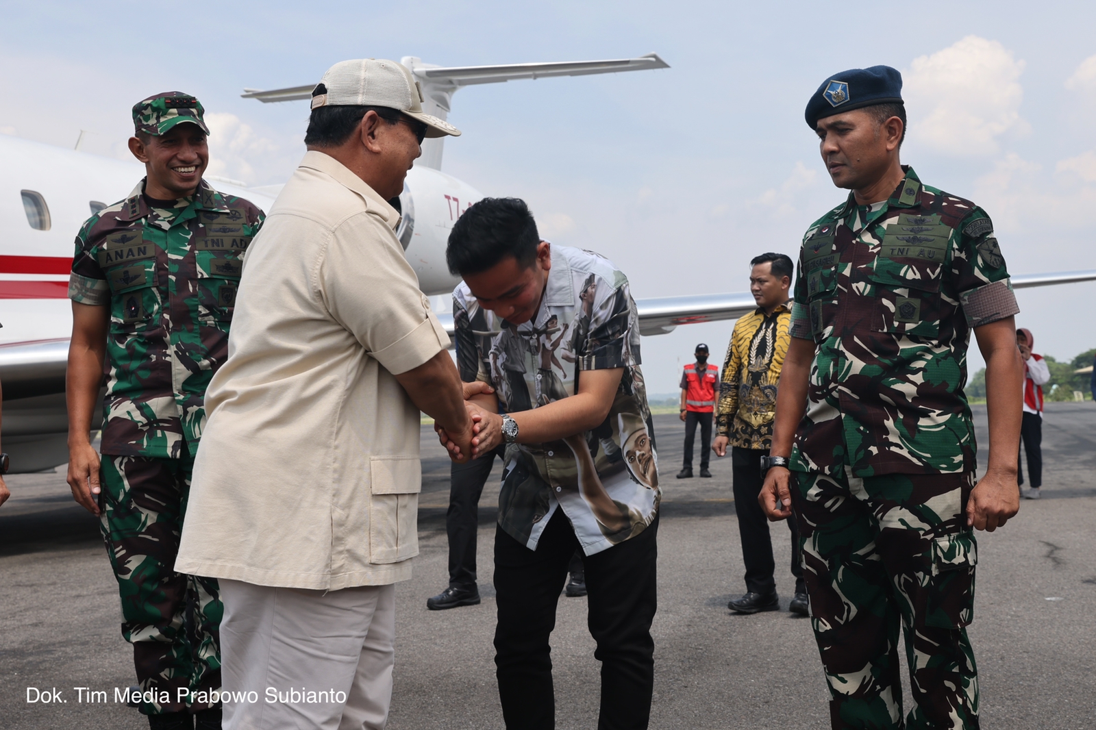 Menhan Prabowo Subianto menyerahkan kendaraan motor di Koramil Serengan 03 Solo