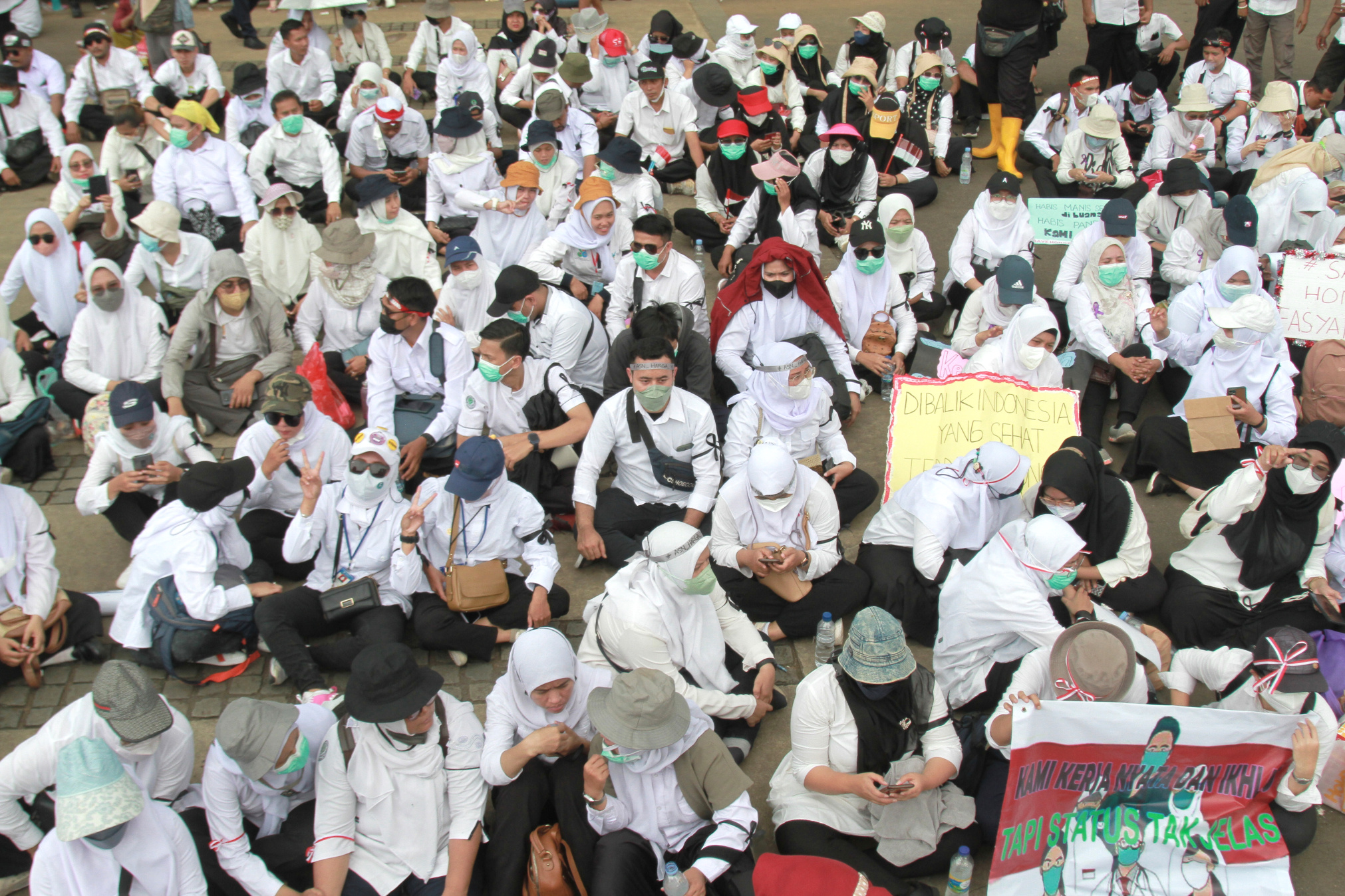 Ratusan Nakes honorer gelar aksi demo di depan patung kuda tuntut ingin menjadi ASN (Ashar/SinPo.id)