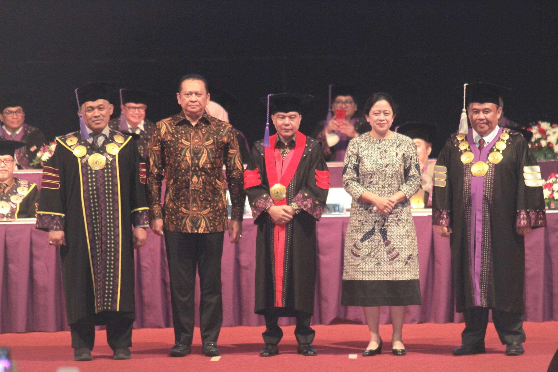Universitas Pakuan memberi pengukuhan Guru Besar Ke-14 gelar tertinggi Profesor kepada Wakil Ketua DPR RI Prof. Dr. Sufmi Dasco Ahmad, SH., MH. (Ashar/SinPo.id)