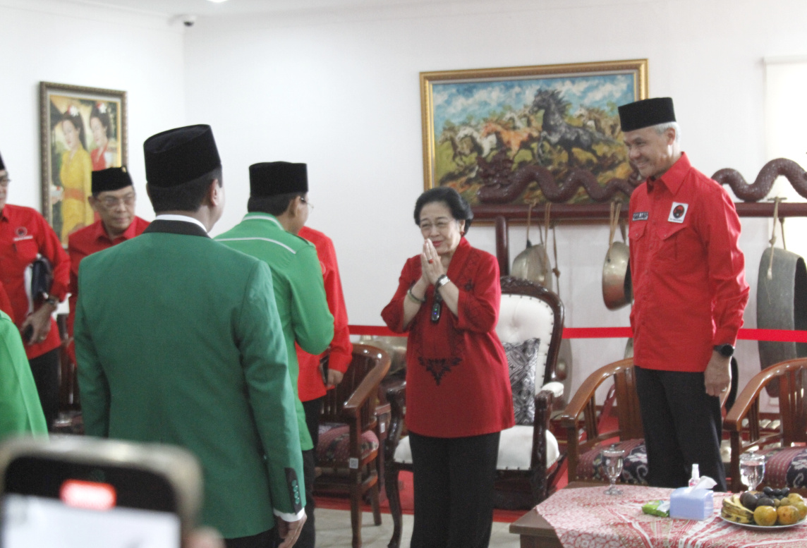 Ketua Umum PDIP Megawati Soekarnoputri bertemu PPP Plt Ketua Umum PPP  Mardiono untuk membahas kerja sama mendukung Ganjar Pranowo sebagai Calon Presiden (Ashar/SinPo.id)