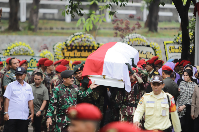 Pemakaman Mantan Kepala BNPB Letjen TNI Monardo di TMP Kalibata (Ashar/SinPo.id)